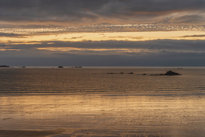 France, Ille et Vilaine, Cote d'Emeraude (Emerald Coast), Saint Malo, Mihinic beach at sunset