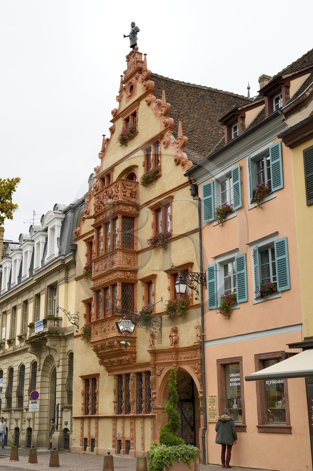 France, Haut-Rhin (68), Colmar, la maison des Têtes de style Renaissance (1609) jadis Bourse au Vins, la statue en étain Le Tonnelier Alsacien d'Auguste Bartholdi a été installée en 1902 au sommet du pignon