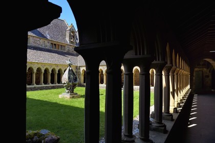 Royaume-Uni, Ecosse, Highland, Hébrides intérieures, Ile de Iona face à l'Ile de Mull, abbaye d'Iona fondée par Saint Columba au VIème siècle, le cloitre