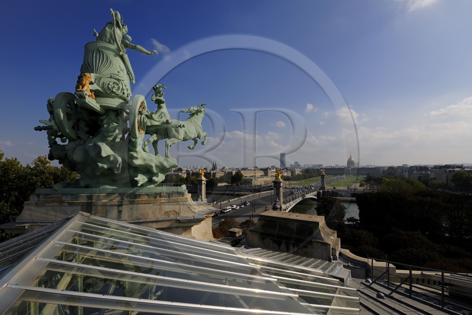 France, Paris (75), le Grand Palais, les quadriges de Récipon dominent la Seine et le pont des Invalides