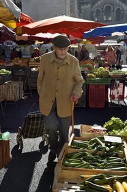 France, Dordogne (24), Périgord Blanc, Périgueux, le marché place de la Clautre devant la Cathédrale Saint-Front