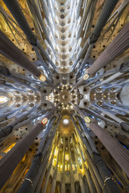 Espagne, Catalogne, Barcelone, quartier de l'Eixample, basilique de la Sagrada Familia de l'architecte du modernisme catalan Antoni Gaudi classée Patrimoine Mondial de l'UNESCO, vue panoramique de la voute à la croisée de la nef et du transept qui symbolise la Jérusalem céleste, l'abside est en bas, l'est à droite, l'ouest à gauche