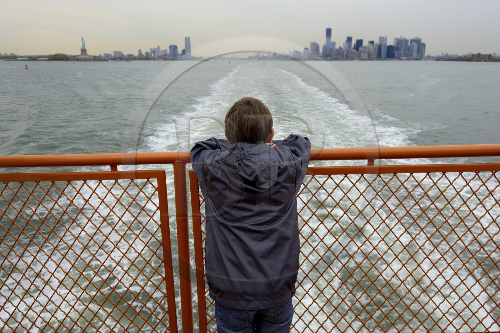 Etats-Unis, New York, pointe Sud de Manhattan, immeubles du Financial District, la Statue de la Liberté et One World Trade Center (1WTC) vu depuis le Staten Island Ferry