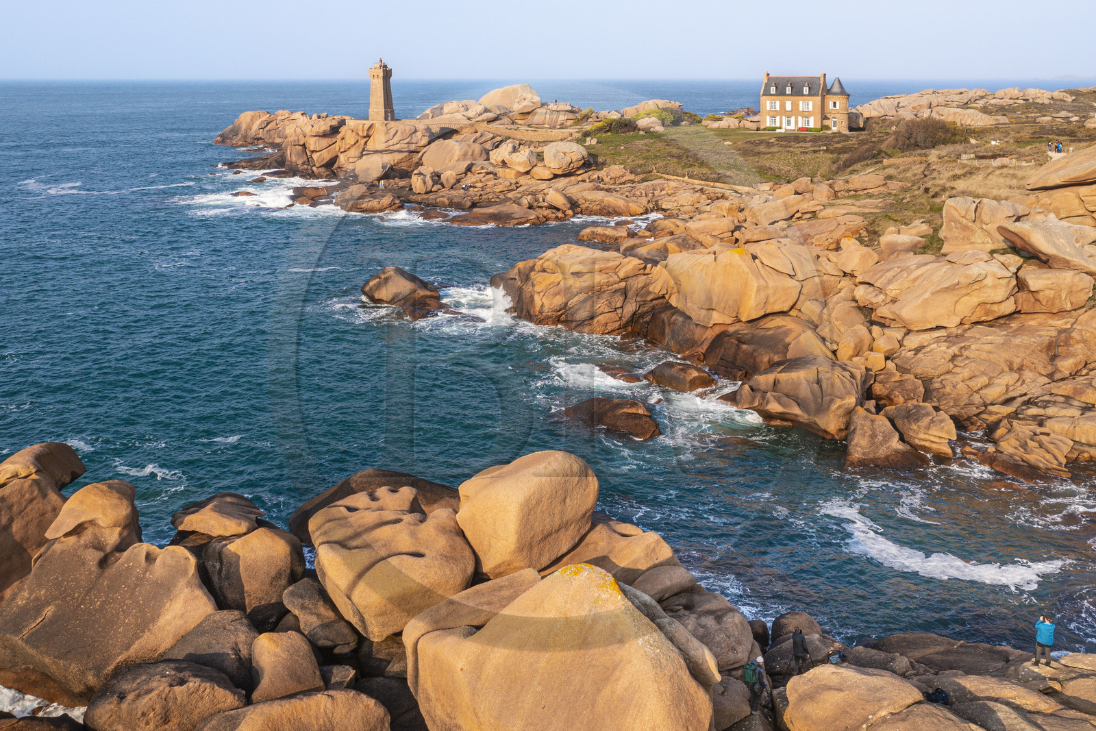France, Côtes-d'Armor (22), Côte de Granit Rose, Perros-Guirec, Ploumanac'h, pointe de Skewell (Squéouel), le phare de Mean Ruz sur le sentier des Douaniers aussi chemin de Grande Randonnée GR 34 (vue aérienne)