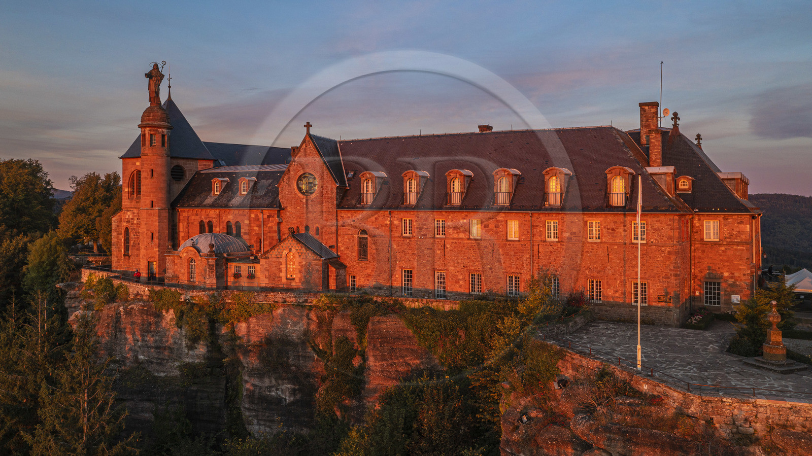 France, Bas-Rhin (67), Mont Saint-Odile, abbaye de Hohenbourg encore appelée couvent du Mont-Sainte-Odile, statue de Sainte Odile placée sur le toit du couvent et faisant face à la plaine d'Alsace (vue aérienne)