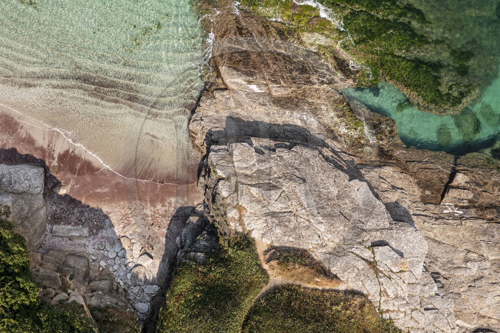 France, Morbihan (56), Ile de Groix, plage des Sables Rouges (vue aérienne)