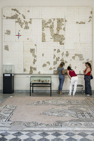 France, Vaucluse (84), Orange, le musée municipal d'art et d'histoire, fragments d’un des trois plans du cadastre d'Orange, outil de gestion fiscale gravé dans le marbre et constitué par decision de l'empereur Vespasien pour être affiché sur le Forum