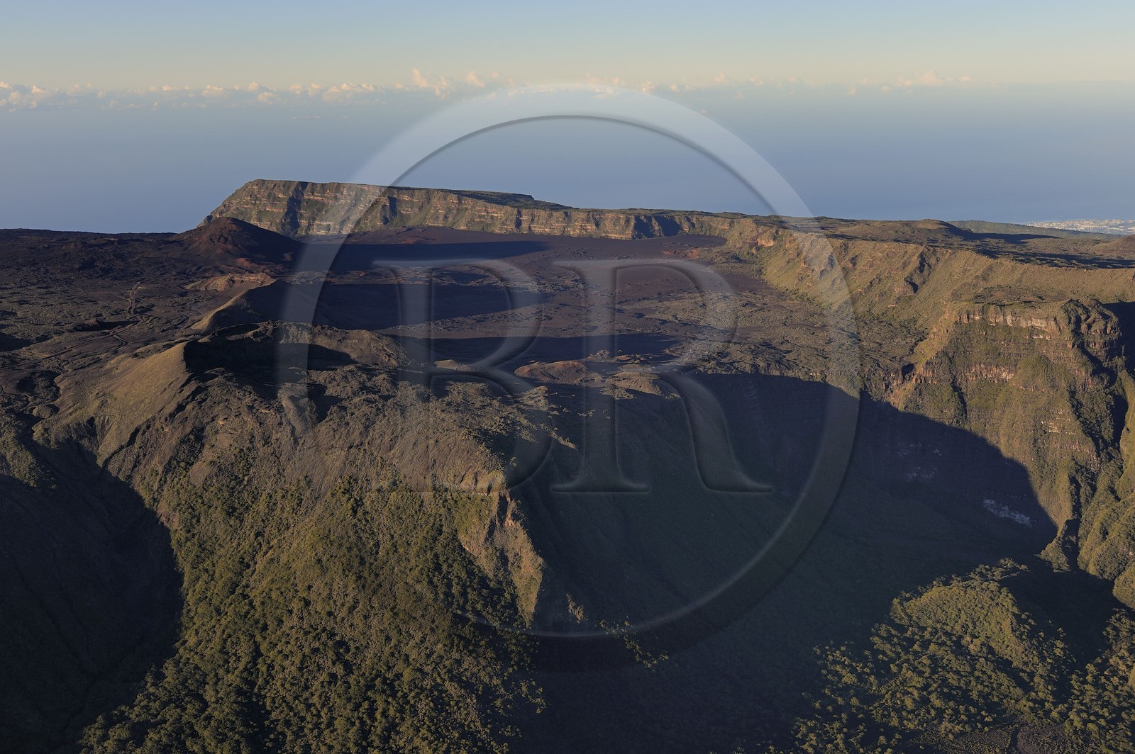 France, île de la Réunion, volcan du Piton de la Fournaise, classé Patrimoine Mondial de l'UNESCO, la Plaine des Sables (vue aérienne)