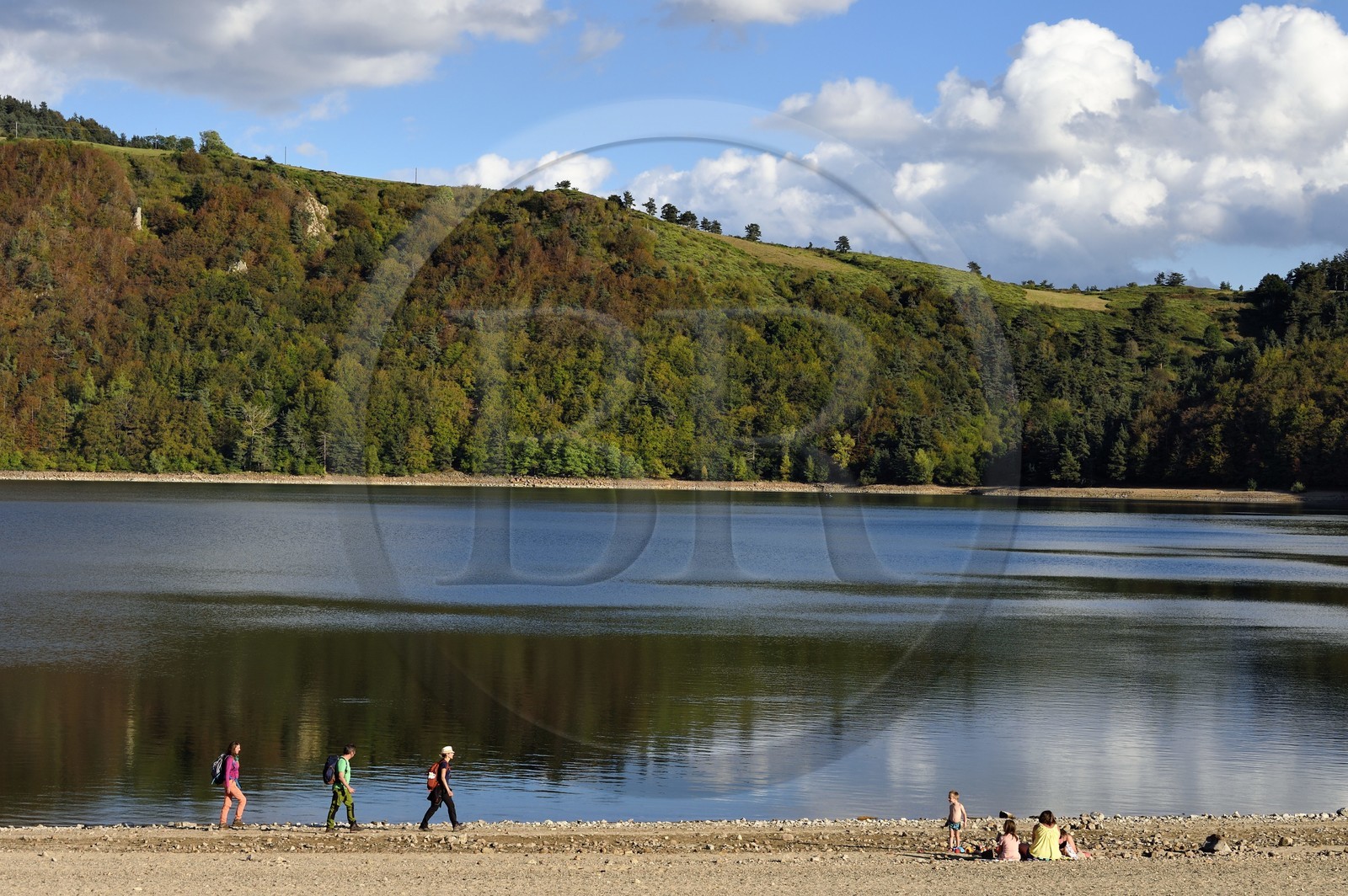 France, Ardèche (07), parc naturel régional des Monts d'Ardèche, massif du Mézenc, Lac-d'Issarlès, lac d'origine volcanique de type maar