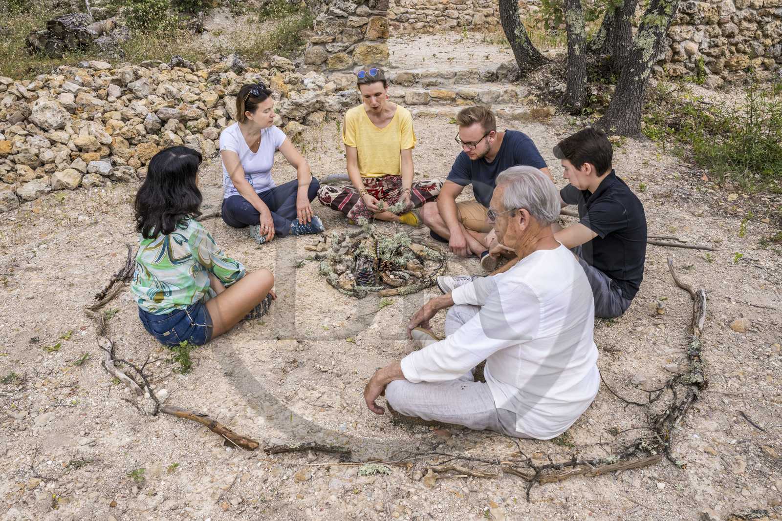 France, Var (83), Provence Verte, Bras, Académie du Bain de Forêt Provençale, forêt du domaine Le Peyrourier - une campagne en Provence, Constanze Coisne guide le Shinrin Yoku