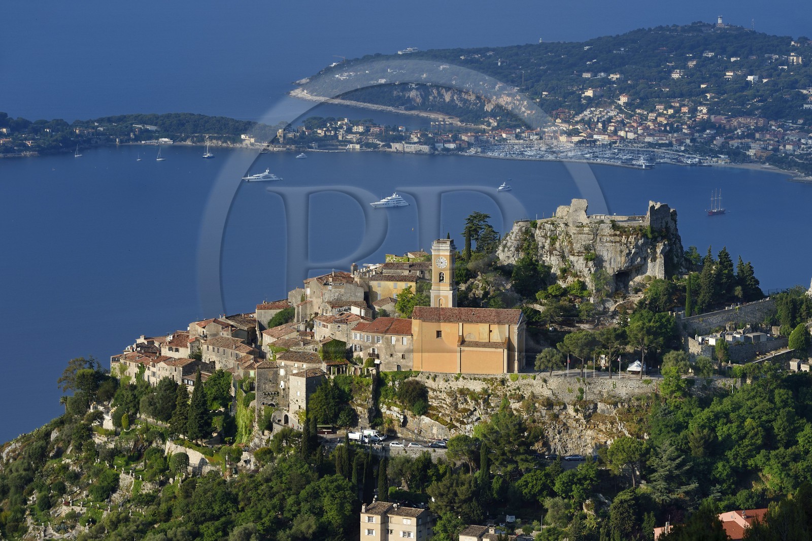 France, Alpes-Maritimes (06), le village perché d'Eze, Saint-Jean-Cap-Ferrat en arrière plan.