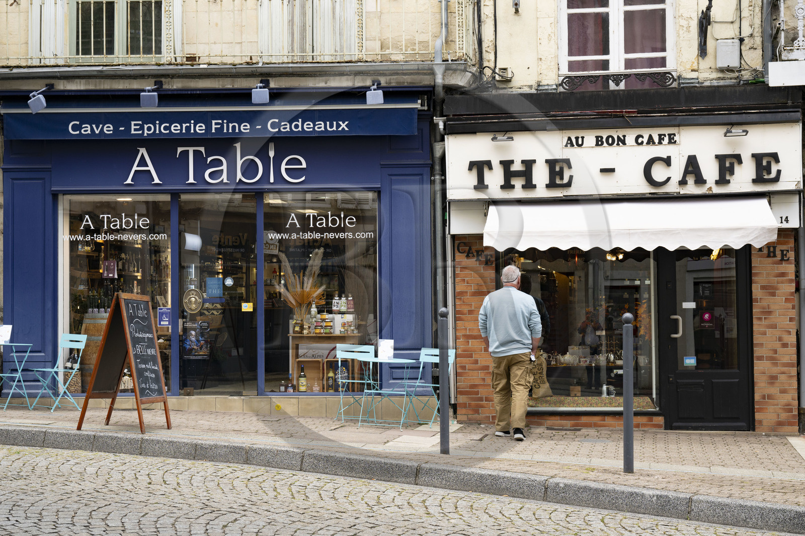 France, Nièvre (58), Nevers, épicerie fine A Table place Saint-Sébastien