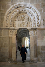 France, Yonne (89), parc naturel régional du Morvan, Vézelay, classé au Patrimoine Mondial de l'UNESCO, labellisé Les Plus Beaux Villages de France, point de départ de l'une des principales voies de pèlerinage de Saint-Jacques-de-Compostelle, la basilique Sainte-Marie-Madeleine, le portail lateral dans le narthex, le frère Matteo en tunique et chasuble noir fait partie de la Fraternité de Jérusalem