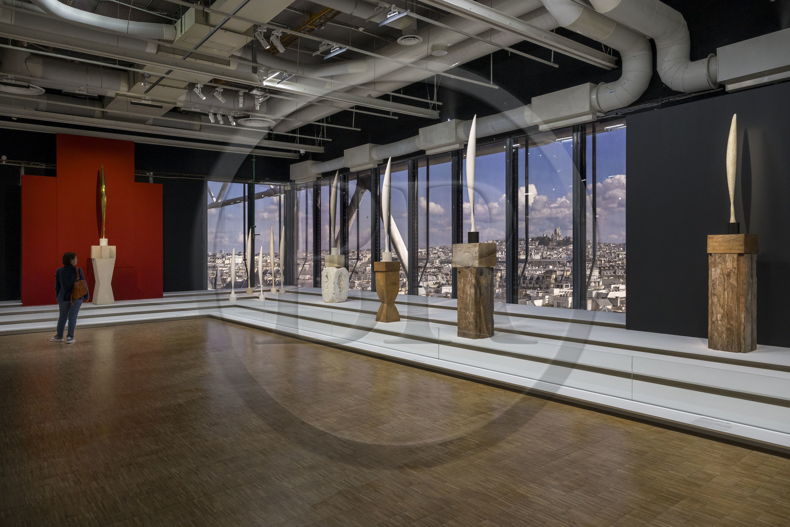 France, Paris (75), quartier des Halles, le Centre Pompidou aussi apellé Beaubourg, Musée National d'Art Moderne (MNAM), exposition retrospective Brancusi, L'Envol, sculptures de la série des Oiseaux dans l'Espace, en arrière plan la basilique du Sacré-Coeur sur la butte Montmartre