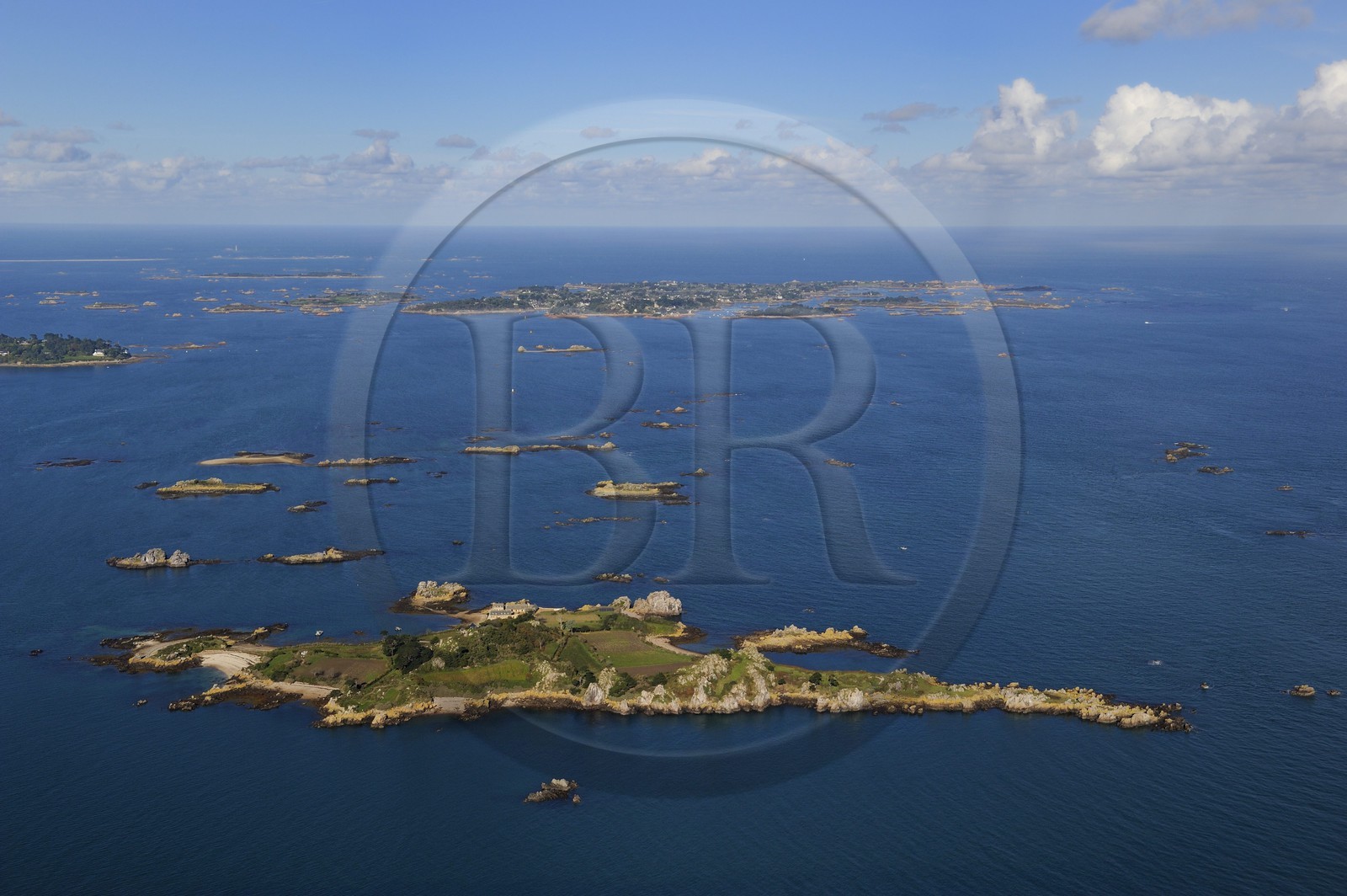 France, Côtes-d'Armor (22), Paimpol, Ile de Saint-Riom (ile de Saint-Rion) et Ile de Bréhat en arrière plan (vue aérienne)