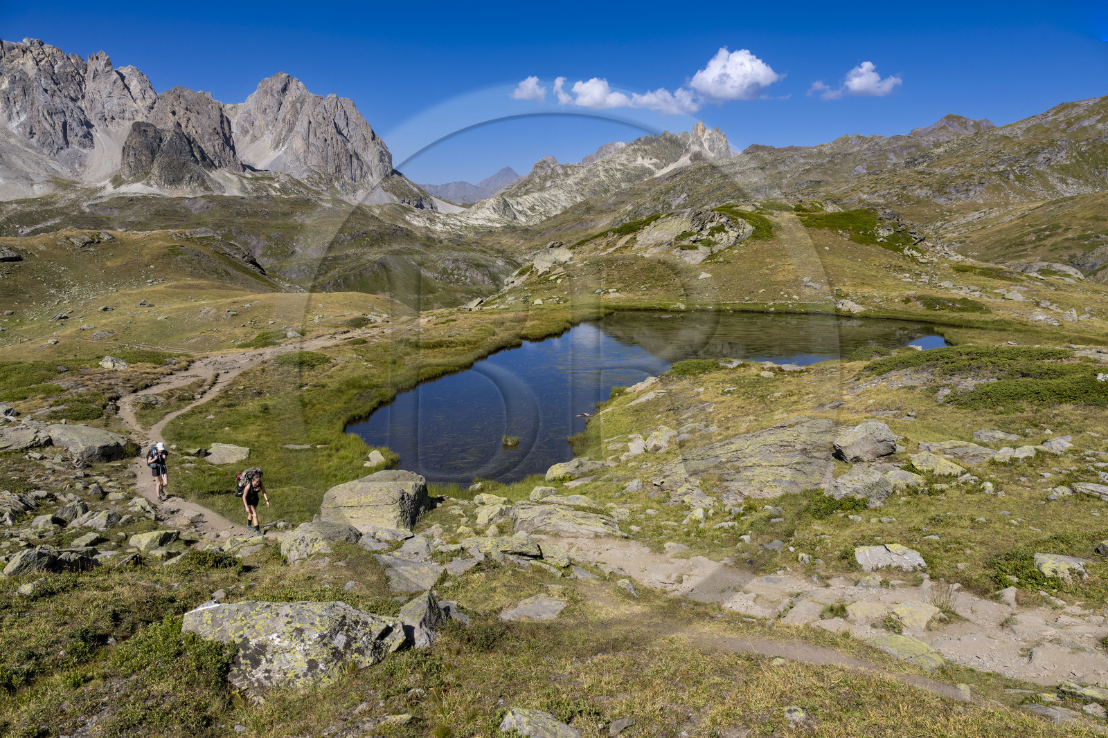 France, Hautes Alpes (05), le Briançonnais, Névache, haute vallée de la Clarée, randonneurs au petit lac entre le lac Long et le lac Rond, le massif des Cerces en arrière-plan