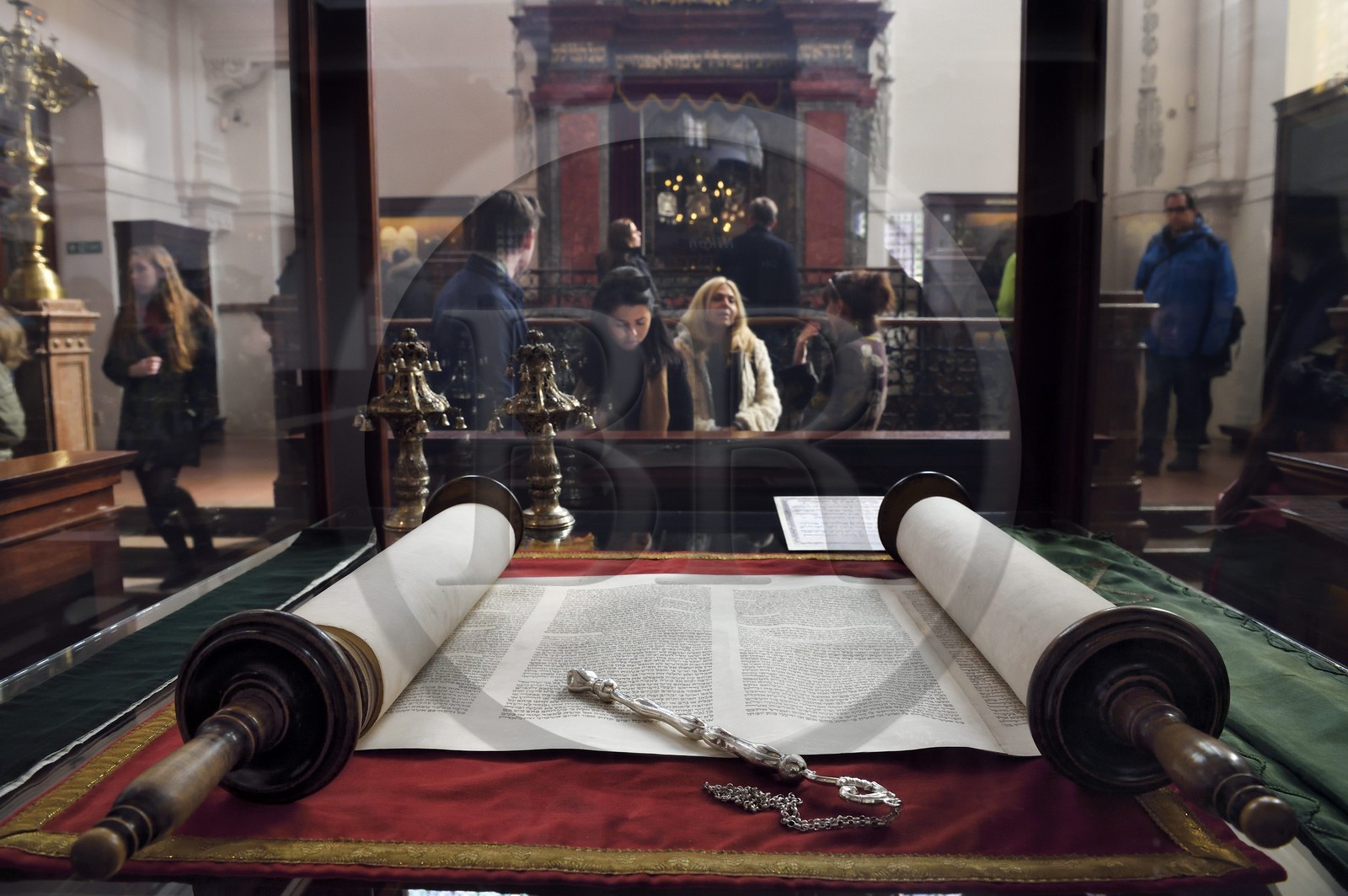 République Tchèque, Prague, centre historique classé Patrimoine Mondial de l'UNESCO, quartier juif de Josefov, la synagogue Klaus abritant aujourd'hui une exposition consacrée aux traditions et coutumes juives, Torah et Yad (pointeur de lecture liturgique)