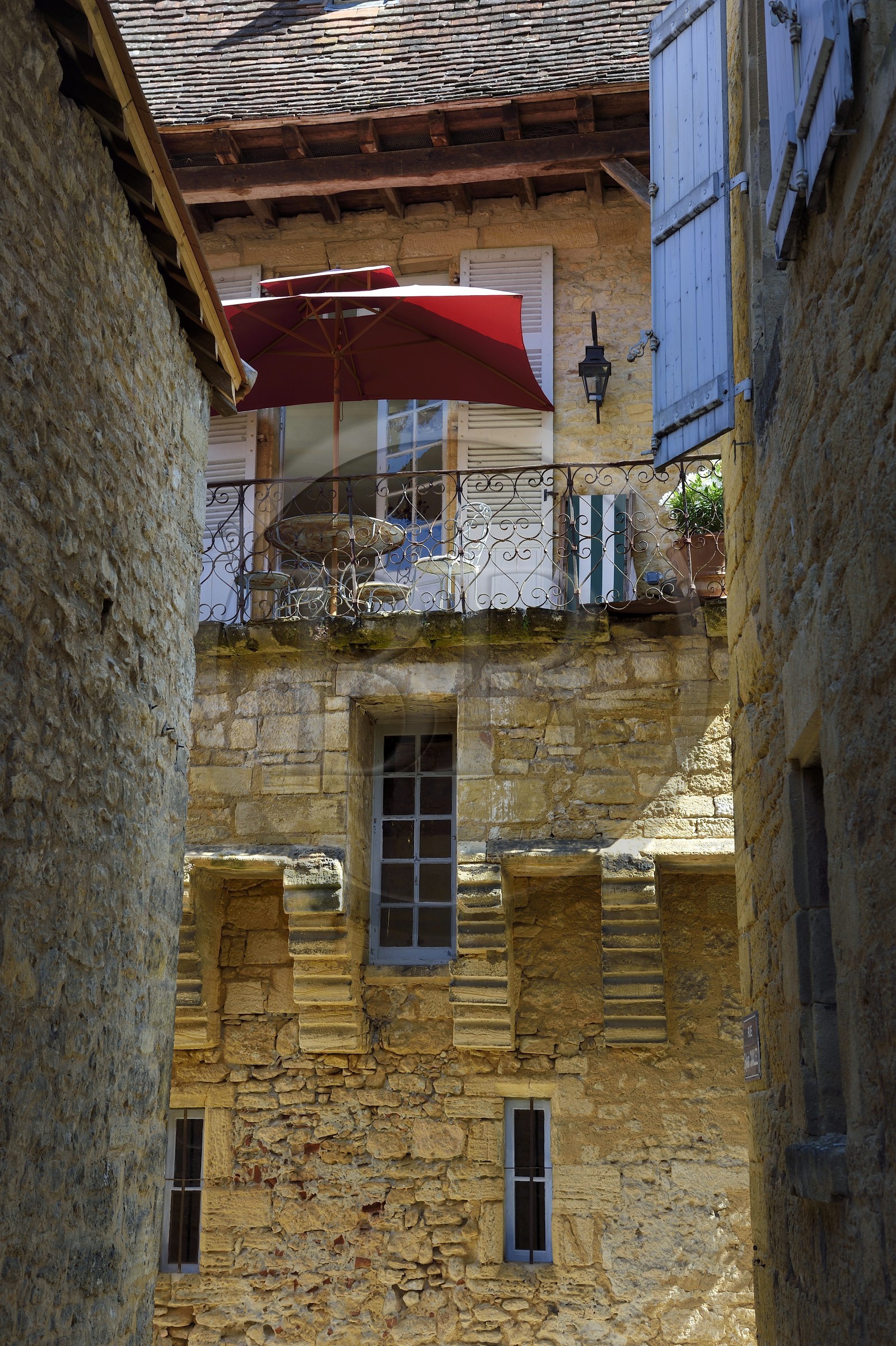 France, Dordogne, Perigord Noir, Dordogne valley, Sarlat la Caneda, medieval old town, houses of the 15th and 16th century, cantilever in a house from the old post office street