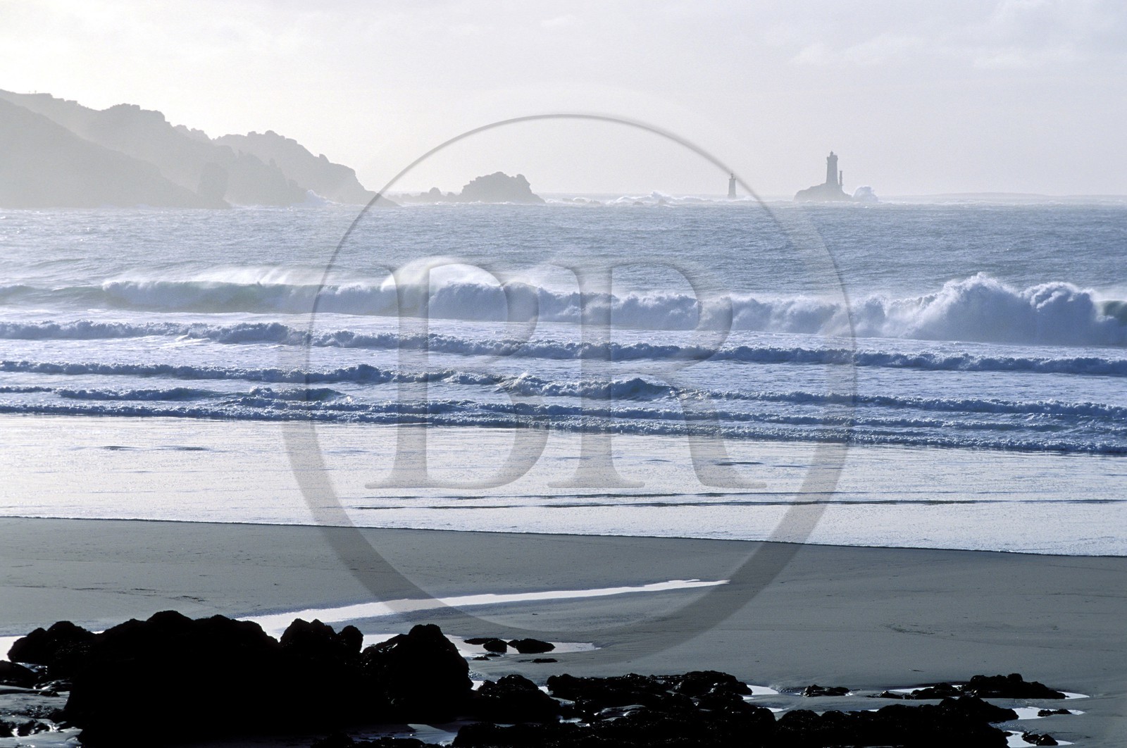 France, Finistère (29), la Pointe du Raz et le phare de la Vieille depuis la Baie des Trépassés