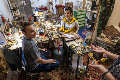 France, Vaucluse (84), Dentelles de Montmirail, Vaison-la-Romaine, la haute-ville (cité médiévale), Camille et Coline, créatrice de bijoux, dans leur atelier situé dans l'ancienne chapelle des Pénitents Blancs aujourd'hui partie de l'Hotel du Beffroi