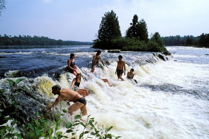 Canada, province de Québec, Réserve faunique de la Vérendrye, rivière des Outaouais, relaxation dans la cascade