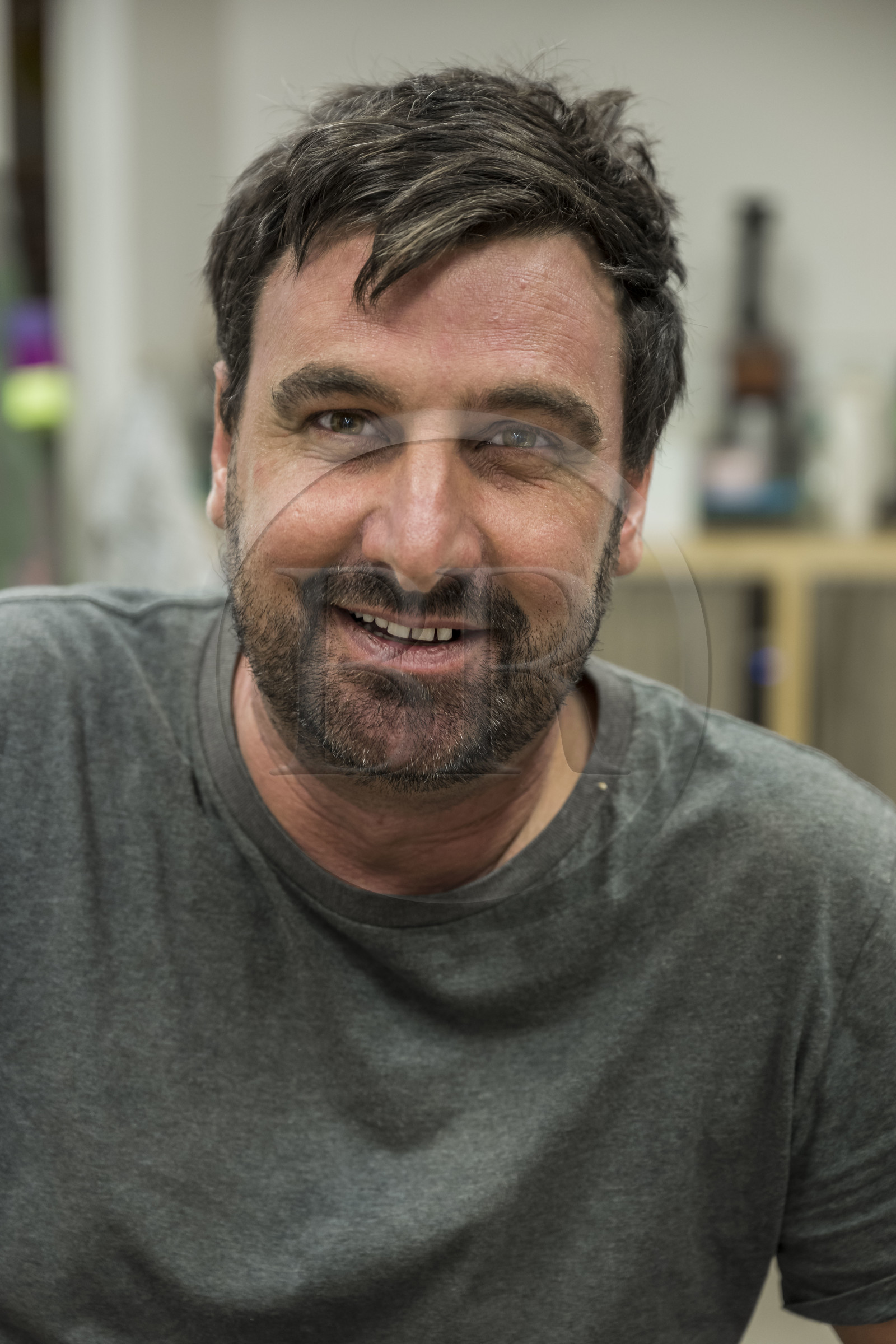 France, Hérault (34), Sète, l'artiste plasticien Jean Denant dans son atelier