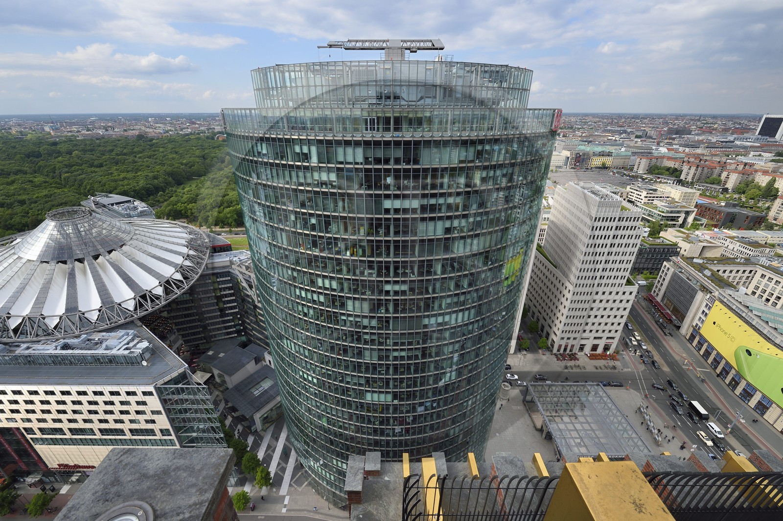 Allemagne, Berlin, Potsdamer Platz, l'immeuble Deutsche Bahn AG et Sony Centre à gauche