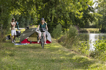 France, Deux-Sèvres (79), le Marais Poitevin, la Venise Verte, Magné, randonnée à bicyclette, campement pour la nuit le long de la Sèvre Niortaise