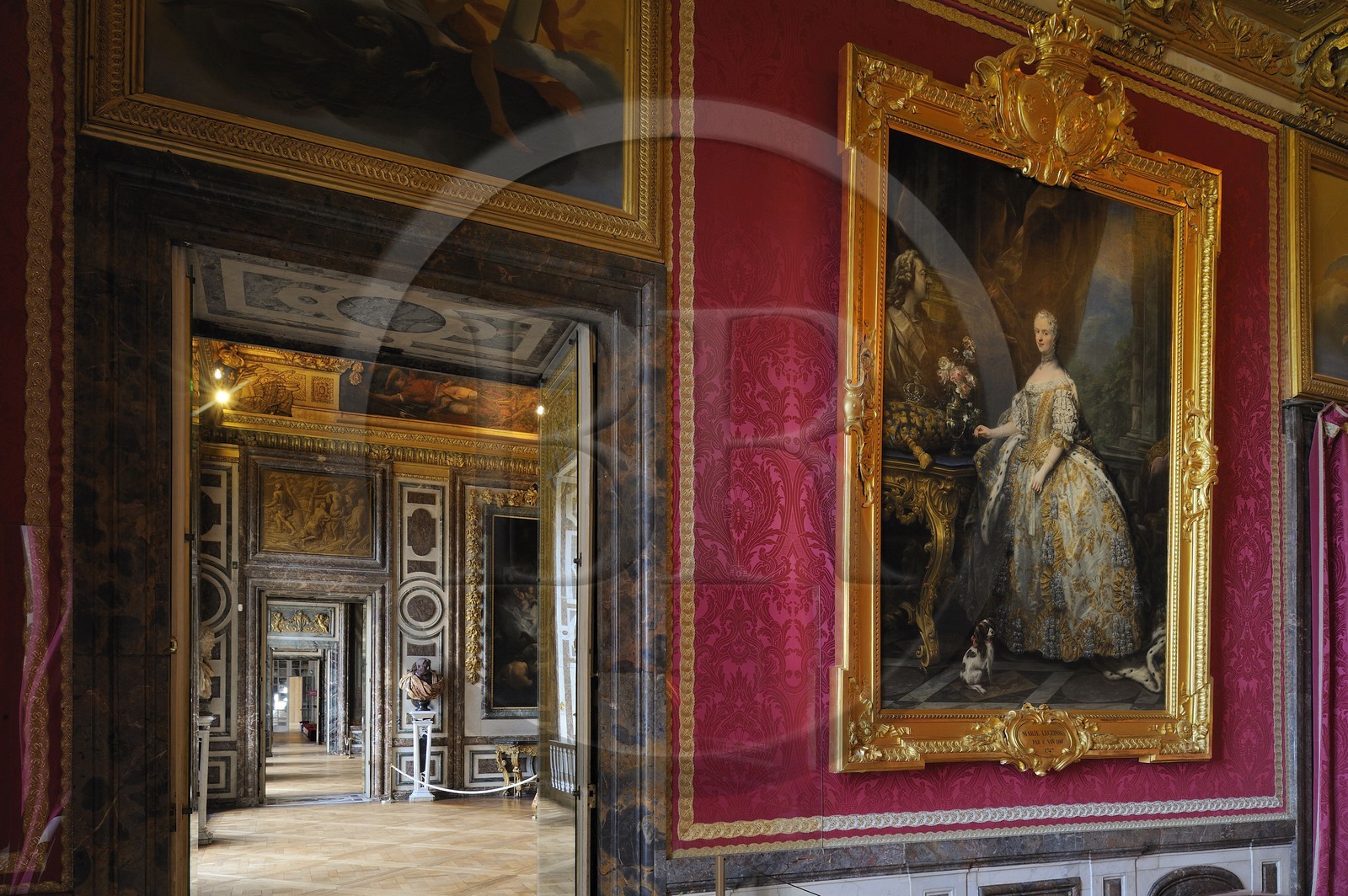 France, Yvelines (78), château de Versailles, classé Patrimoine Mondial de l'UNESCO, les Grands Appartements, salon de Mars avec peinture représentant Marie Leszcynska de Van Loo et salon de Diane en arrière plan