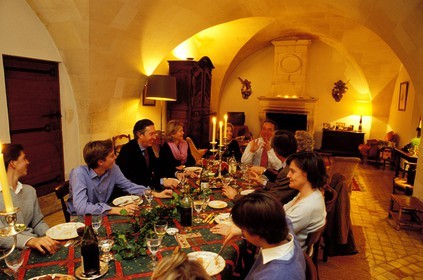 France, Bouches-du-Rhône (13), Les Baux-de-Provence, labellisé Les Plus Beaux Villages de France, repas de Noël en famille au Mas de la Dame