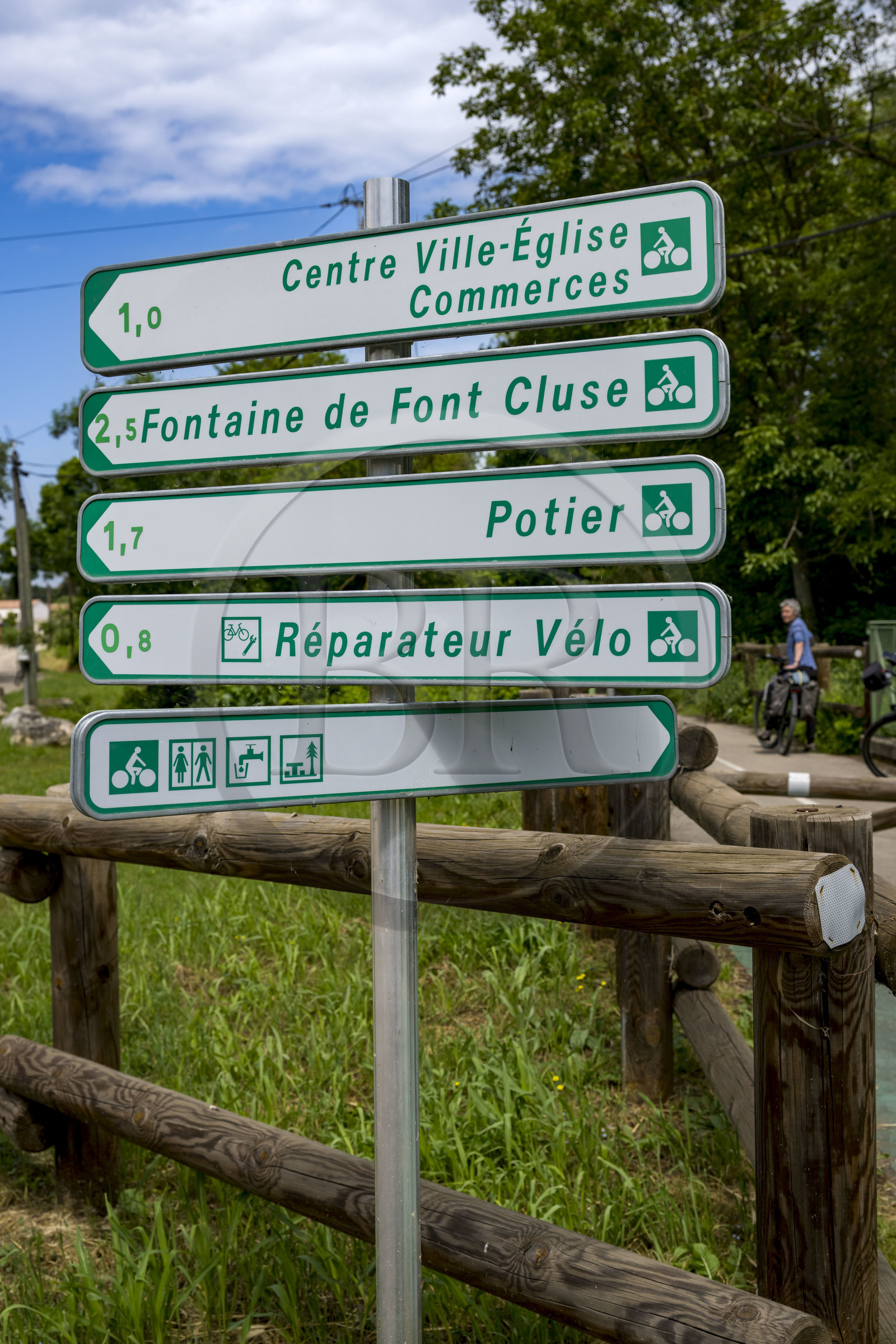 France (30), Gard, Montfrin, panneau indicateurs sur la piste cyclable de la voie verte du Pont du Gard