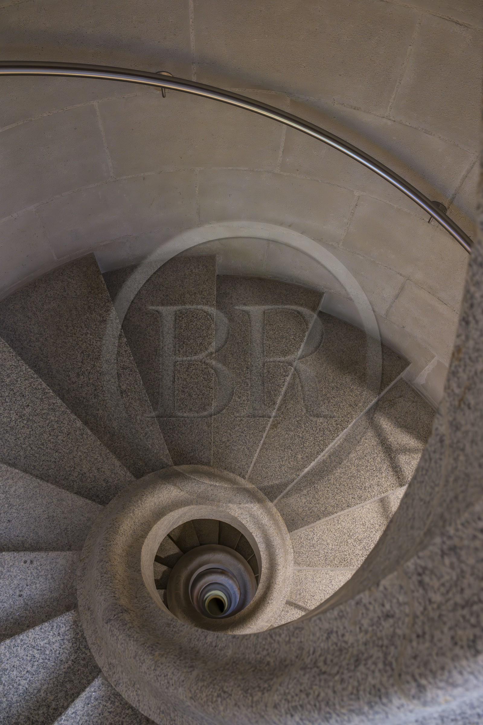 Espagne, Catalogne, Barcelone, quartier de l'Eixample, basilique de la Sagrada Familia de l'architecte du modernisme catalan Antoni Gaudi classée Patrimoine Mondial de l'UNESCO, escalier intérieur de la facade de la Gloire
