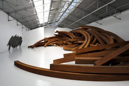 France, Var (83), Le Muy, Fondation Bernar Venet, Effondrement (2014), une pièce monumentale de 200 tonnes d'acier dans l'ancienne usine reconvertie en hall d'exposition
