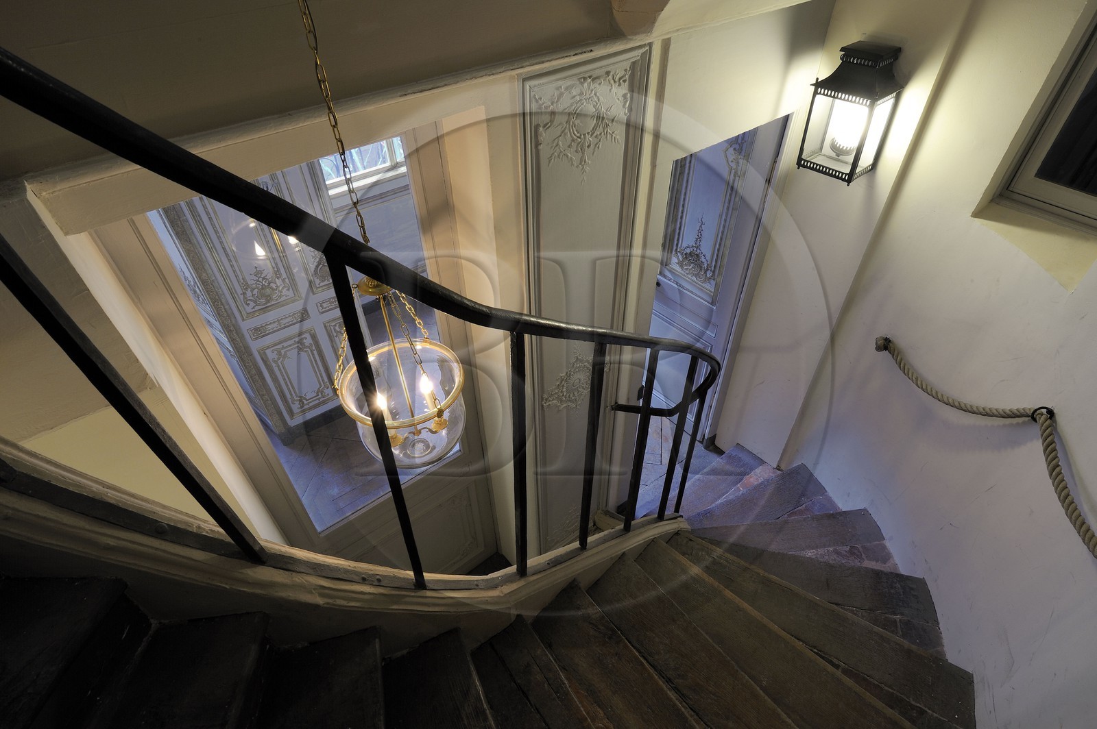 France, Yvelines (78), château de Versailles, classé Patrimoine Mondial de l'UNESCO, escalier reliant les appartements privés du Roi aux appartements de ses maitresses