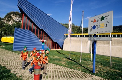 France, Jura (39), Moirans-en-Montagne, enfants déguisés devant le musée du jouet