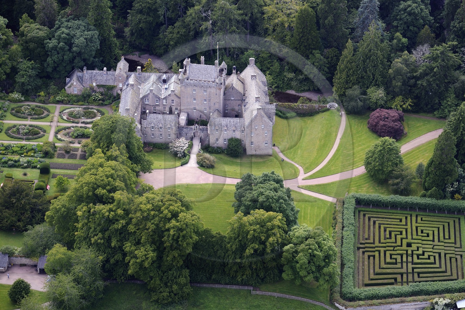 Royaume-Uni, Ecosse, Highland, chateau de Cawdor construit à la fin du XIVème siècle entouré de jardins (vue aérienne)