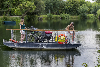 France, Deux-Sèvres (79), le Marais Poitevin, la Venise Verte, Magné, randonnée à bicyclette, passage de la Sèvre Niortaise à sur un des bateaux à chaines en libre accès