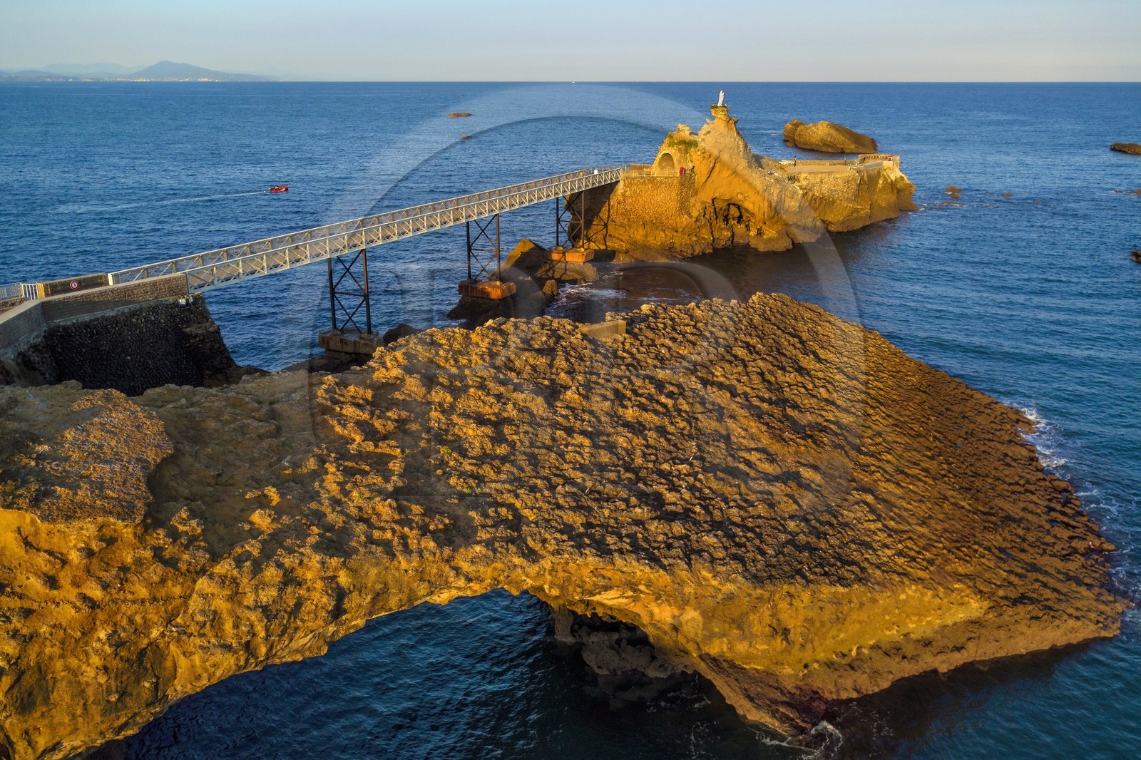 France, Pyrénées-Atlantiques (64), Pays-Basque, Biarritz, le Rocher de la Vierge (vue aérienne)