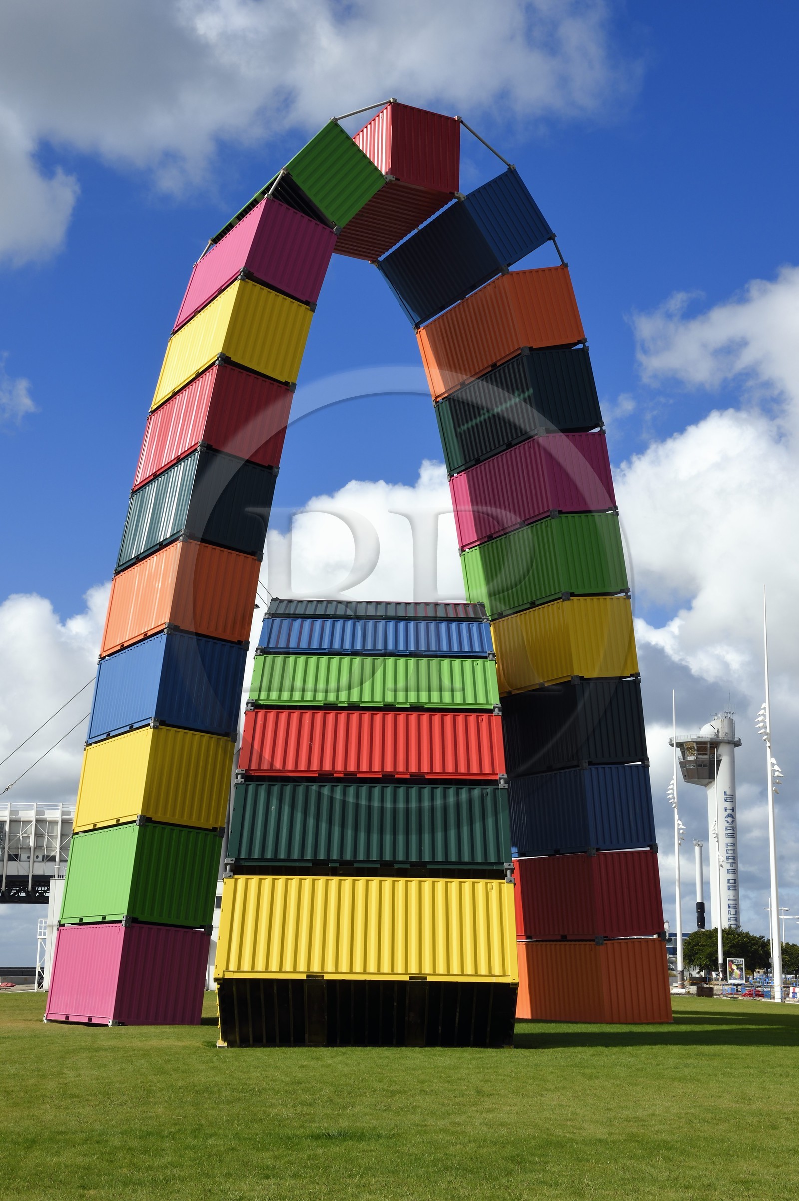France, Seine-Maritime (76), Le Havre, quai de Southampton, Catène de containers oeuvre de Vincent Ganivet (© ADAGP) et la tour de controle du port en arrière plan