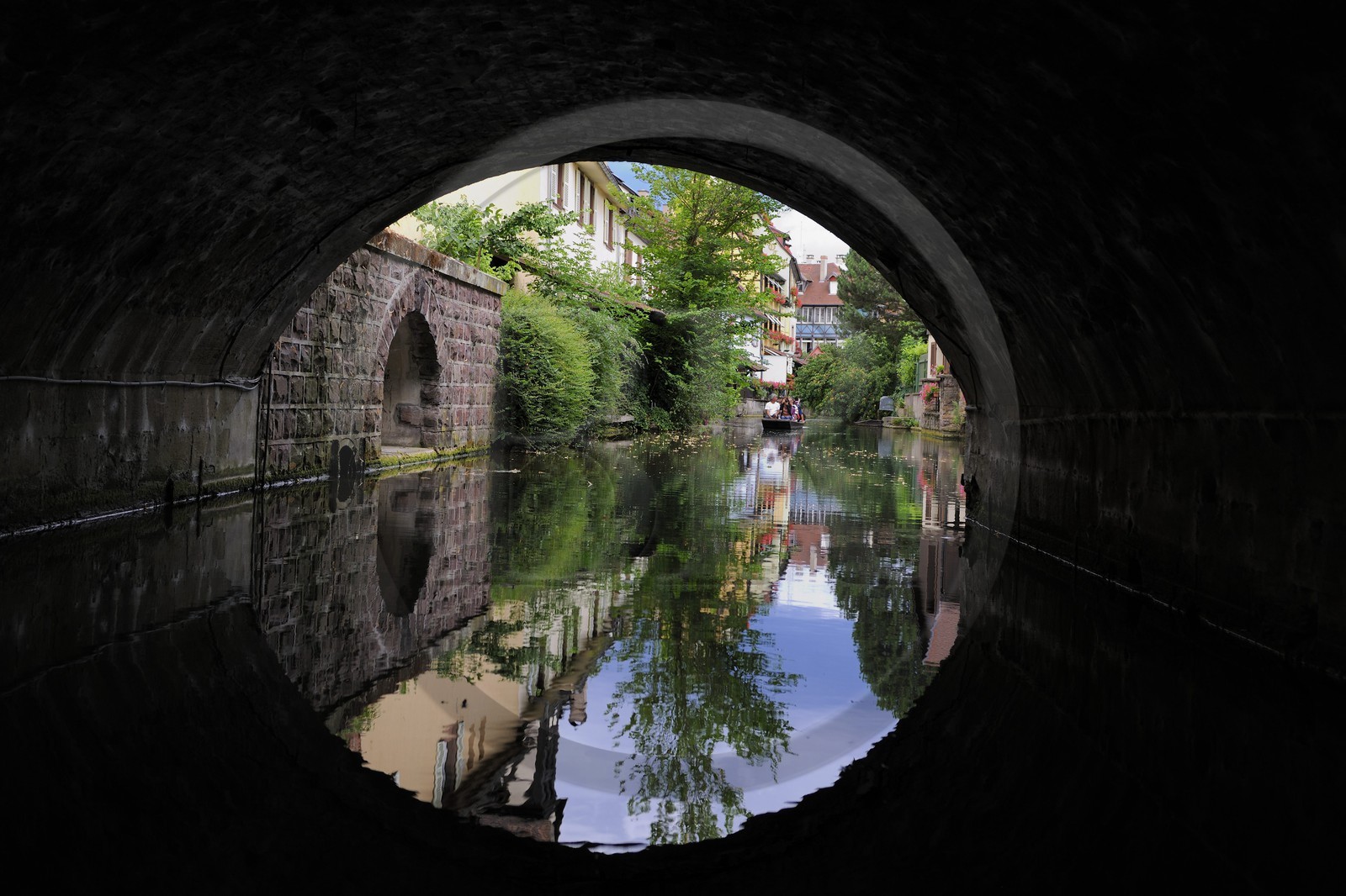 France, Haut-Rhin (68), Colmar, la petite Venise, quartier de la Krutenau arrosé par la rivière Lauch, promenade en barque à fond plat