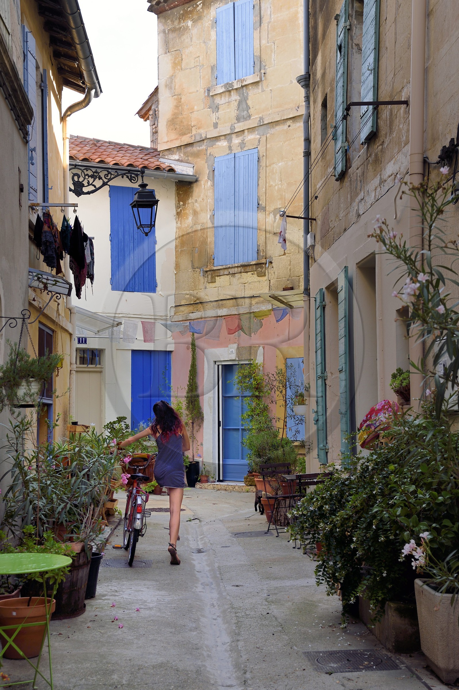France, Bouches-du-Rhône (13), Arles, quartier de la Roquette, cycliste dans l'impasse Waldeck-Rousseau dite rue des sourire