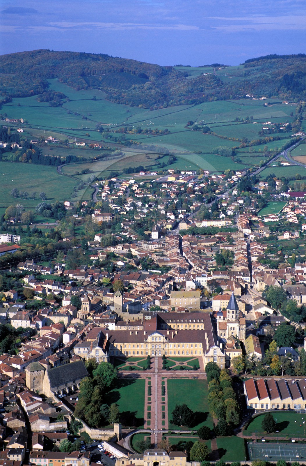 France, Saône-et-Loire (71), Mâconnais, ancienne abbaye de Cluny et la vieille ville (vue aérienne)