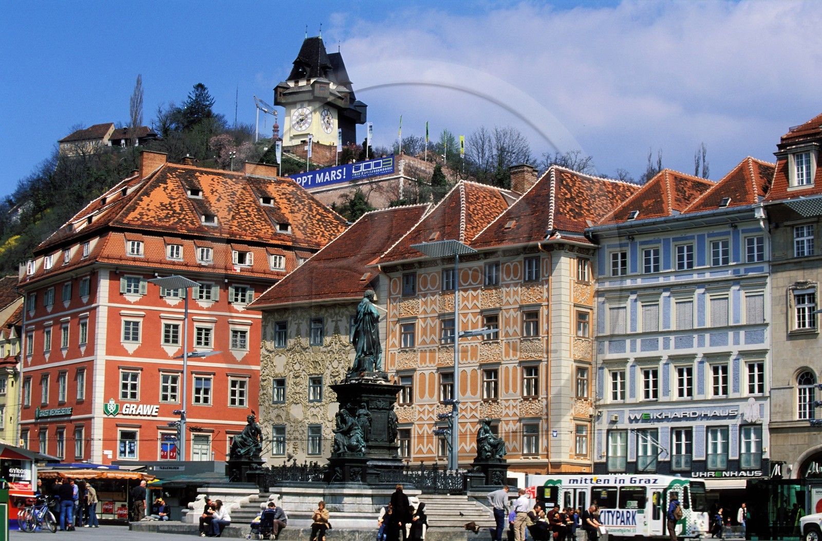 Autriche, Styrie, Graz, centre historique classé Patrimoine Mondial de l'UNESCO, la Hauptplatz (place centrale) statue de l'Archiduc Jean et la Tour de l'Horloge