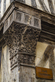 France, Yonne (89), Auxerre, poteau cornier sculpté (fin XVe siècle) à l'angle rue Fécauderie et Joubert sur une maison à pans de bois