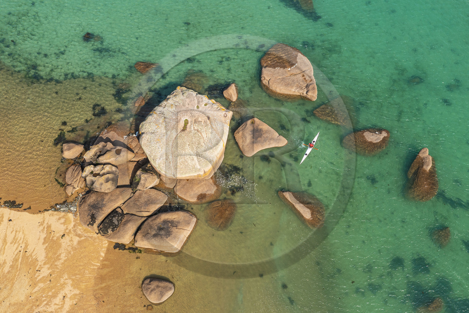 France, Côtes-d'Armor (22), Côte de Granit Rose, Trégastel, Ile Renote, kayak évoluant au milieu du chaos granitique (vue aérienne)