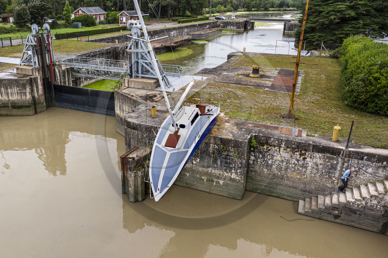 France, Loire-Atlantique (44), Le Pellerin, collection d'art contemporain à ciel ouvert Estuaire, le voilier sculpture de 9 m de long Misconceivable réalisé par l'artiste autrichien Erwin Wurm à l'écluse d'accès au canal de la Martinière sur la Loire (vue aérienne)