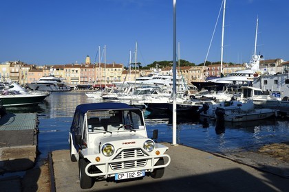 France, Var (83), Saint-Tropez, voiture Mini-Moke sur le port