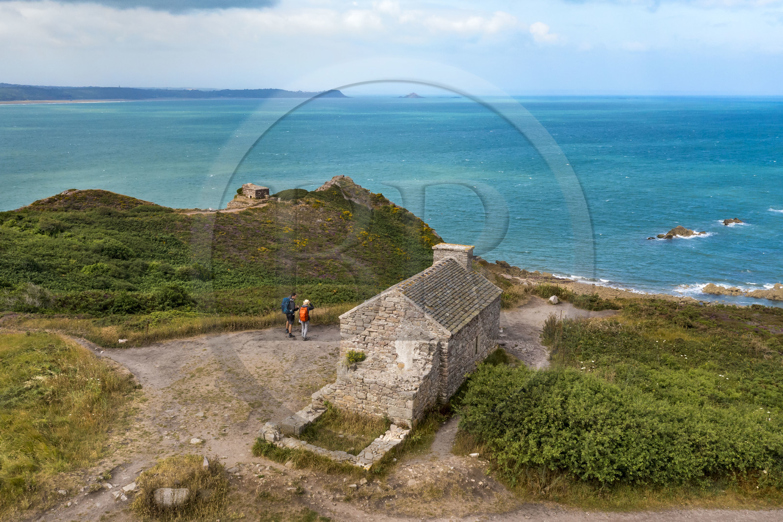 France, Côtes d'Armor (22), Grand Site de France Cap d'Erquy – Cap Fréhel, Erquy, randonneurs sur le chemin de Grande Randonnée GR34 à la Pointe des Trois Pierres au Cap d'Erquy (vue aérienne)