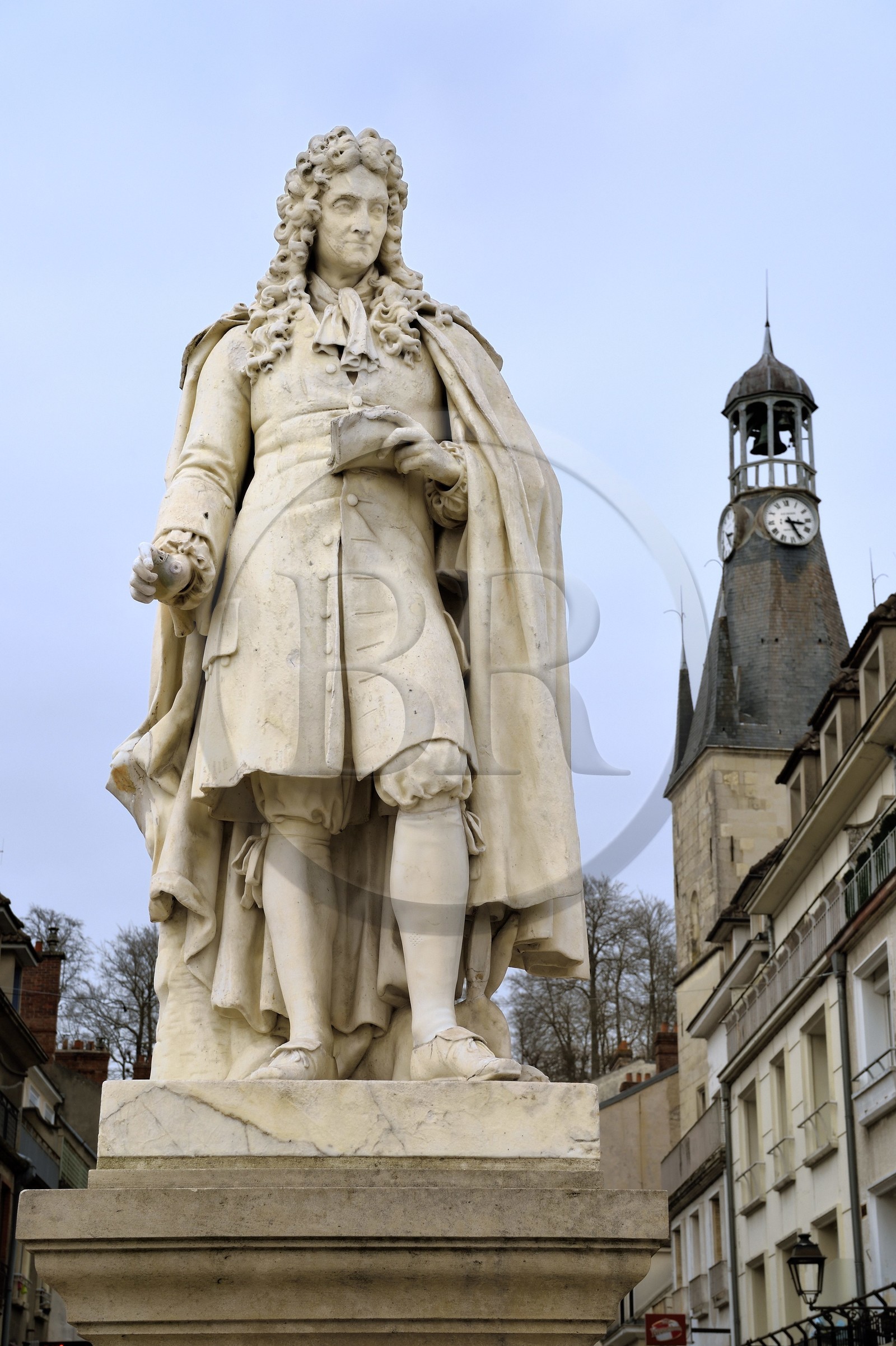 France, Aisne (02), Château-Thierry, statue de Jean de La Fontaine par le sculpteur Charles-René Laitié et la tour Balhan en arrière plan