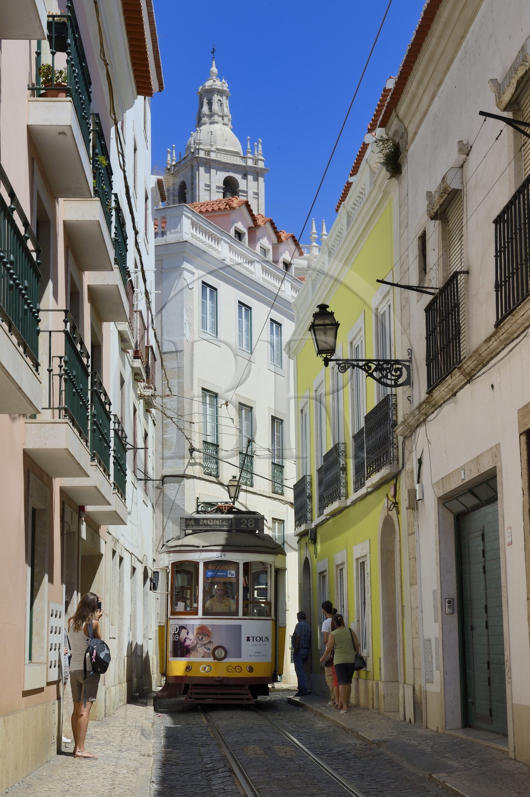 Portugal, Lisbonne, quartier de l'Alfama, tramway (electricos) le long de la Rua das Escolas Gerais avec la tour de l'église de Sao Vicente de Fora